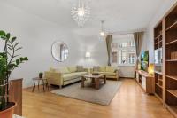 Grand Elegant Family Stay - AC, Netflix & Old Town - B&B Bratislava