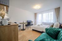 Stylish City Studio Apartment with Balcony - B&B