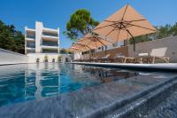 Bumblebee apartments & rooms with pool - Bed and Breakfast Novalja