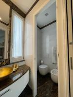 Stunning flat in medieval tower-aquarium, old town town, 7 floor beautiful view - Chambres d'hôtes Gênes