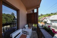 Zimmer mit Kingsize-Bett und Bergblick