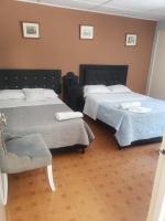 Tweepersoonskamer met 2 Aparte Bedden en Eigen Badkamer