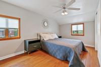 Cozy 2BR Retreat with Deck, AC, Wi-Fi, Private Garage - Kids Friendly - B&B Pittsburgh