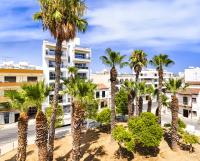 Stylish 2BR Apartment with Balcony and Parking near Saint Lazarus and Finikoudes Beach - Chambres d'hôtes Larnaca