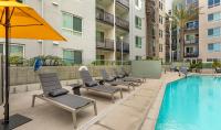 Mid Century With Pool GYM and Parking 10min to Cedars - Bed and Breakfast Los Angeles