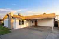 Phoenix Getaway, Poolside Oasis, & Tesla Charger - B&B
