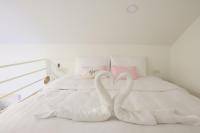 Habitación con cama extragrande.