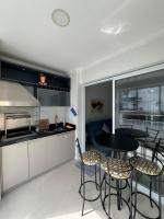 Apartamento na Praia das Toninhas em Ubatuba 350m da praia -2 quartos sendo 1 suite, varanda gourmet com churrasqueira, ar condicionado, cozinha completa, duas garagens - Chambres d'hôtes Ubatuba