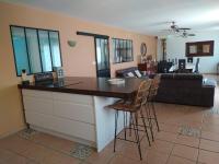 Villa plain-pied avec piscine californienne privée - B&B Pouzolles