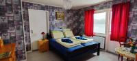 Zimmer mit Kingsize-Bett und Balkon