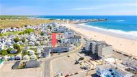 Stay Steps from Beach with Pool AC Parking - B&B Hampton