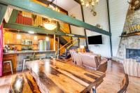 Stunning Views, Hot Tub, 3 Decks Gatlinburg Cabin - Bed and Breakfast Gatlinburg