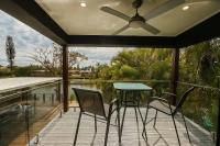 Modern 4-Bedroom Waterfront Home with Pool in Mermaid Waters - Chambres d’hôtes Gold Coast