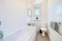 Walk to Hydro and SEC Modern 3BR Free Parking - Bed and Breakfast Glasgow