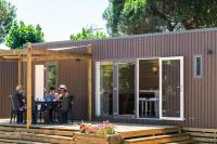 Mobile home with terrace at Domaine Les Mûriers, Vendres-Plage - Bed and Breakfast Vendres