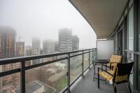 Modern 1 Bedroom Dunfield Ave Apartment - Bed and Breakfast Toronto