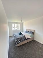 New 4-Bedroom Family Home with Free Parking - B&B Bredbury