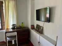 Zimmer mit Kingsize-Bett und Balkon