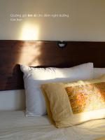 Habitación con cama extragrande y balcón