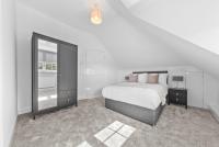 4 Bedroom Cottage in North Lanarkshire with Free Parking - Long Stays Available - Chambres d'hôtes Coatbridge