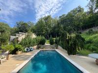 Stone Leaf Farm Private Nature Retreat with Pool, Waterfalls, Orchards & Gardens - B&B Jefferson
