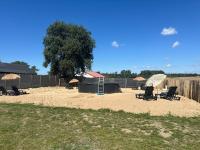 Domek letniskowy 6 osobowy drewniany z bezpośrednim zejściem nad jezioro Wilczyńskie Świętne Basen pomost rowerki wodne i kajaki bezpłatnie, duży plac zabaw i wiele innych udogodnień - Chambres d'hôtes Świętne