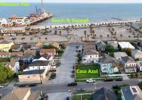 Furnished Home for Traveling Nurses, Corporate Stay Mid-Term Galveston-only 10Min to UTMB-7 Min to Cruise Port-1 Block to Beach Pleasure Pier- Large 3Bed-2Bath-7 Beds-CasaAzul 2605B - Bed and Breakfast Galveston