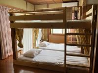 Cama en habitación compartida con 4 camas