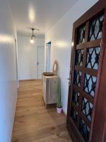 Villa la désirée, Haut de la villa très lumineux, entièrement rénovée, 3 pièces, climatisé, parking privé dans 120m2 de jardin, proche plage ! - Chambres d'hôtes Antibes