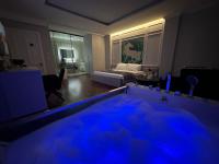 Queen Suite with Spa Bath