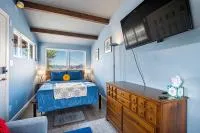 2nd Floor Studio #4 with Ocean View and Covered Deck - Chambres d'hôtes Blaine