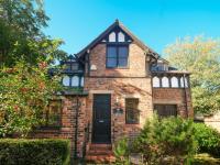 Detached house with gated parking in Whalley Range - Bed and Breakfast Manchester