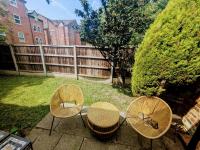 Detached House with Gated Parking in Whalley Range, Near Manchester City Centre - Chambres d'hôtes Manchester