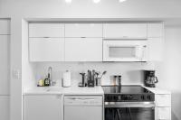 Chic 2BR Downtown King Suite Parking Sleeps 6 - Bed and Breakfast Toronto