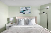 Cozy Waterfront Studio plus Parking by the Bentway - Bed and Breakfast Toronto