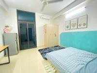 Habitación con cama extragrande y balcón