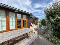 Olivia Plage, charmante maison lumineuse au calme bien équipée à 100 m plage d Asnelles, 500 m commerces, proche Arromanches et Bayeux, au coeur des plages du débarquement, jardin clos, deux belles terrasses, parking dans propriété - Chambres d'hôtes La Celle-sous-Gouzon