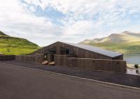 Hotel Vík - 3 BR Wellness Townhouses with Sauna, Jacuzzi & Panoramic Views - B&B Haldarsvík