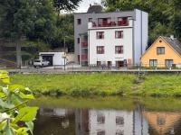Riverside Luxury Apartments & Café - Exclusive holiday house with river view - Chambres d’hôtes Železný Brod