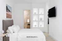 Habitación con cama extragrande y balcón
