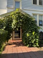 The Paradise House steps from the Heart of Hertel - B&B Buffalo