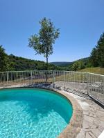 Cabanon provençal en pierre entouré de lavandes - B&B Vachères