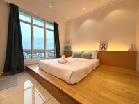 Four-Bedroom Apartment with Balcony
