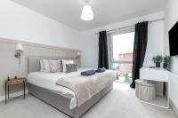 MODERN & SPACIOUS AIRPORT APARTMENT, Free Parking, Juliet Balcony and Super King Bed - Chambres d'hôtes Luton