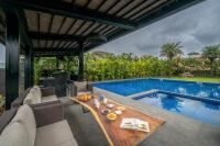 SaffronStays Three Palm Villa -7-BR villa with pool, jacuzzi, gazebo bar & lawns for celebrations in Lonavala - B&B Lonavla
