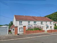 Holiday home with private Garden and mountain view - B&B Briton Ferry