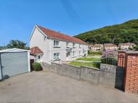 Holiday home with private Garden and mountain view - B&B Briton Ferry