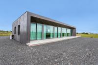 Spacious 3BR Summerhouse with Private Hot Tub - Chambres d’hôtes Selfoss