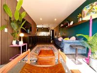Whistle Stop Townhouse with Courtyard and Free Parking - Bed and Breakfast Christchurch