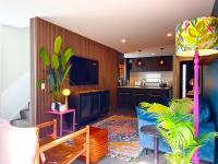 Whistle Stop Townhouse with Courtyard and Free Parking - B&B Christchurch